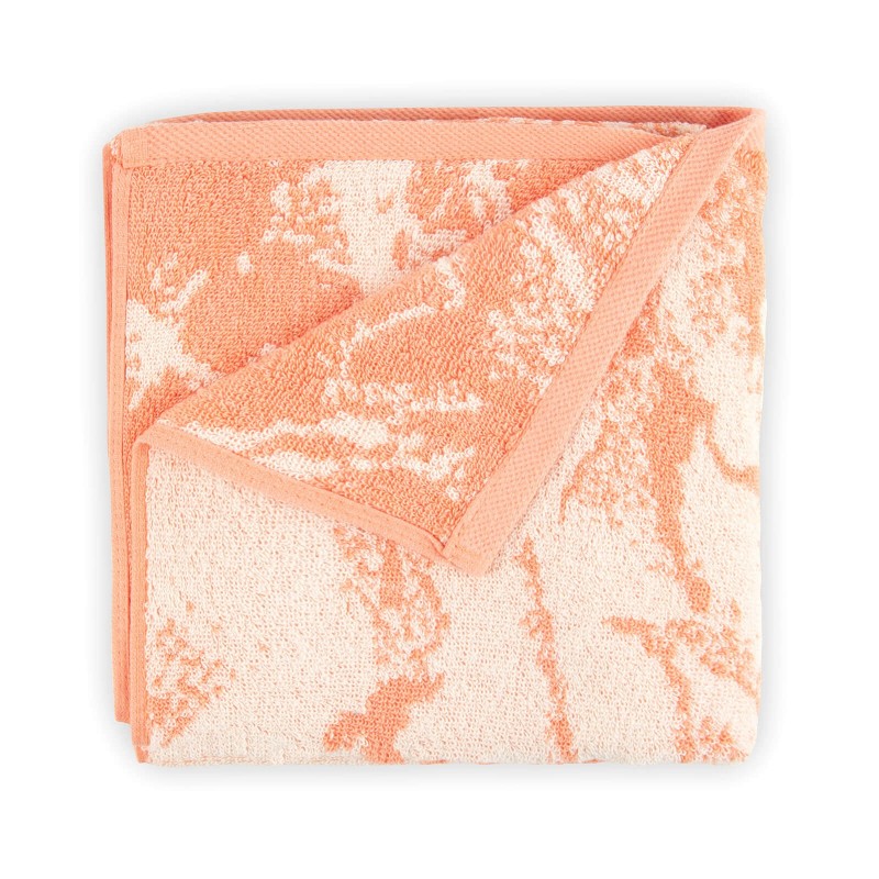 Doživite luksuznu udobnost u svojoj kupaonici! Kvalitetan peškir Prima J od pamučnog frotira je izdržljiv, mekan, upijajući i brzo se suši. S motivom žakard mramora i završnim ružičastim rubom. Peškir je periv na 60 °C.