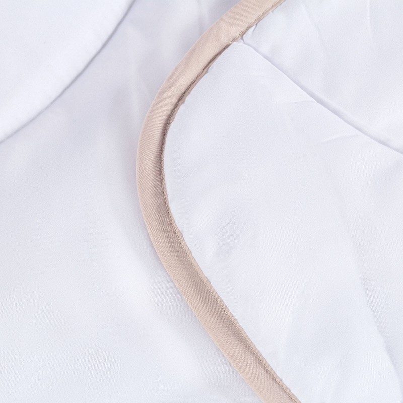 Cjelogodišnji pokrivač SleepBamboo sa bambusovim vlaknima, oduševiće vas udobnošću u svim godišnjim dobima. Kombinacija kvalitetnih mikrovlakana i prirodnih bambusovih vlakana, sa izuzetnom sposobnošću odvajanja vlage i apsorpcije, pruža komfor onima koji se mnogo znoje tokom sna. Pokrivač se u potpunosti pere na 60 °C.