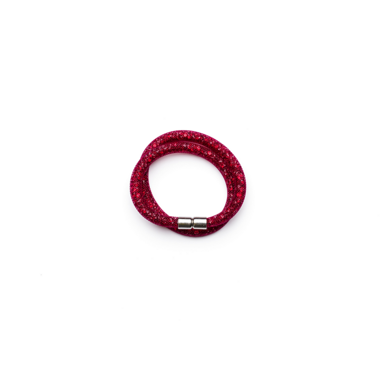 Narukvica Susie Q je popularan komad nakita koji ćete rado nositi u slobodno vrijeme, u školi ili na poslu. U bijeloj, srebrnoj, tamnoplavoj, ljubičastoj boji i boji fuksije. Dužina 40 cm sa zatvaranjem na magnet.