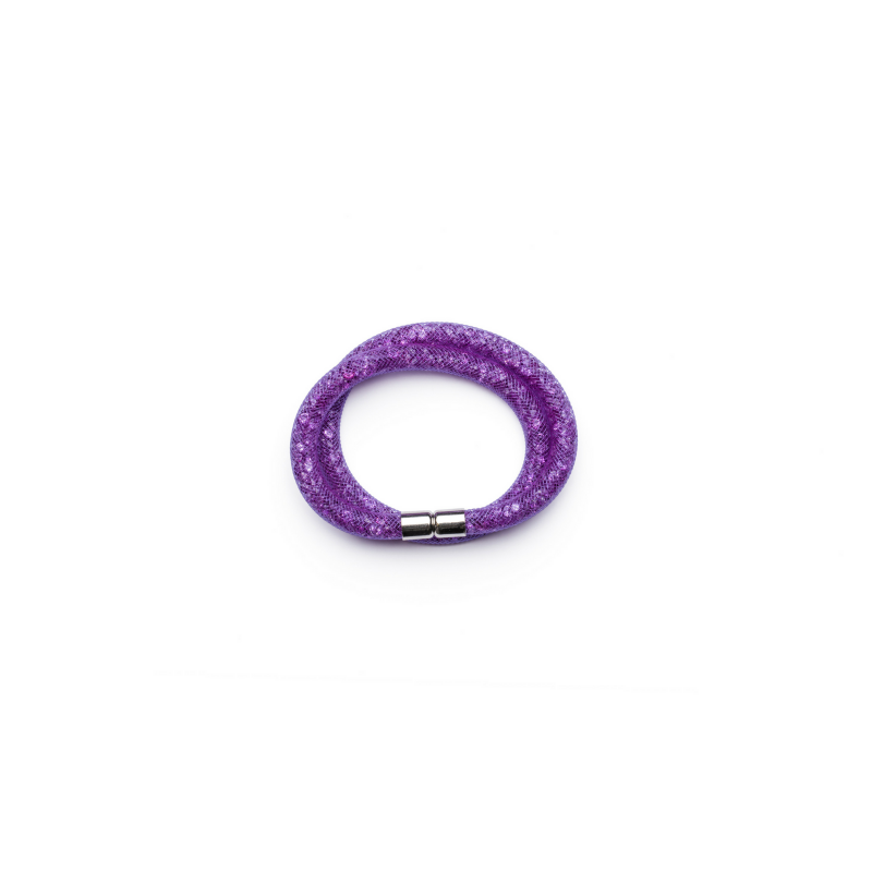 Narukvica Susie Q je popularan komad nakita koji ćete rado nositi u slobodno vrijeme, u školi ili na poslu. U bijeloj, srebrnoj, tamnoplavoj, ljubičastoj boji i boji fuksije. Dužina 40 cm sa zatvaranjem na magnet. 