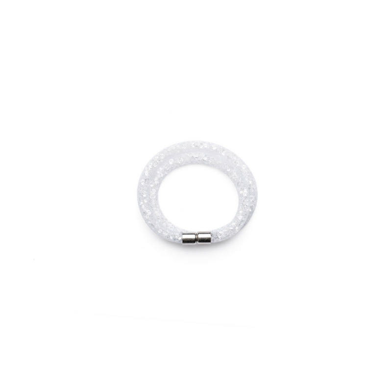 Narukvica Susie Q je popularan komad nakita koji ćete rado nositi u slobodno vrijeme, u školi ili na poslu. U bijeloj, srebrnoj, tamnoplavoj, ljubičastoj boji i boji fuksije. Dužina 40 cm sa zatvaranjem na magnet.