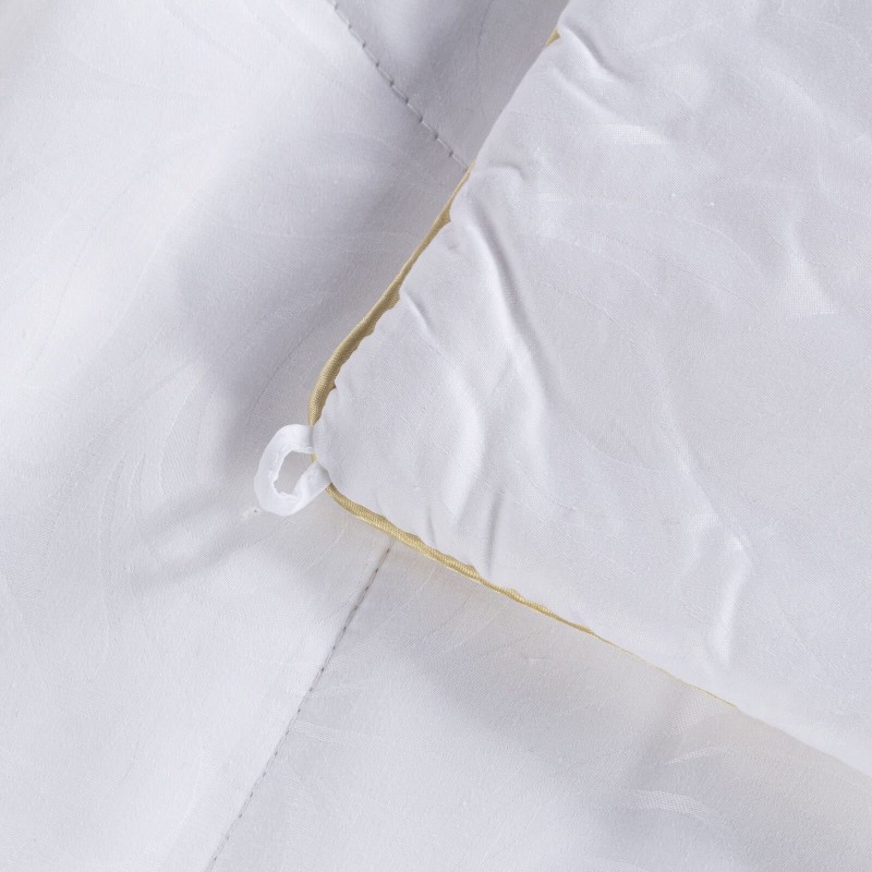 Predstavljamo Vam najprestižniju liniju zimskih pokrivača Victoria’s Silk, koji će Vas osvojiti svojim profinjenim izgledom i luksuznom udobnošću. Izuzetnu prilagodljivost svilenih niti karakteriziraju najbolja mehanička svojstva od svih prirodnih materijala. Što se tiče izbora za kupca, svila zasluženo stoji na prvom mjestu po kvaliteti.