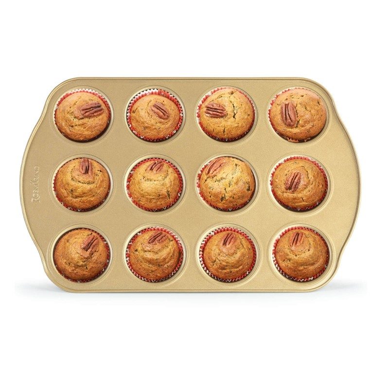 Pekač Rosmarino Baker Gold namijenjen je za pripremanje domaćih muffina. Efekt vrućeg kamena omogućava prirodan način pripreme kolača. Za 12 muffina. Pekač dimenzija 40,5 x 26,5 x 3 cm.