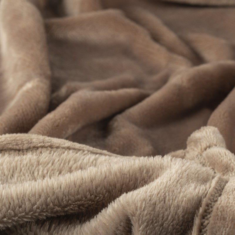 Mekani dekorativni prekrivač Anna od kvalitetnih mikrovlakana za prijatne trenutke i opuštanje gdje god da ste: u spavaćoj sobi, dnevnom boravku, na putovanju ili pikniku. Dekorativni prekrivač odličan je za poklon koji će razveseliti vaše najbliže. Prekrivač je periv na 40 °C.