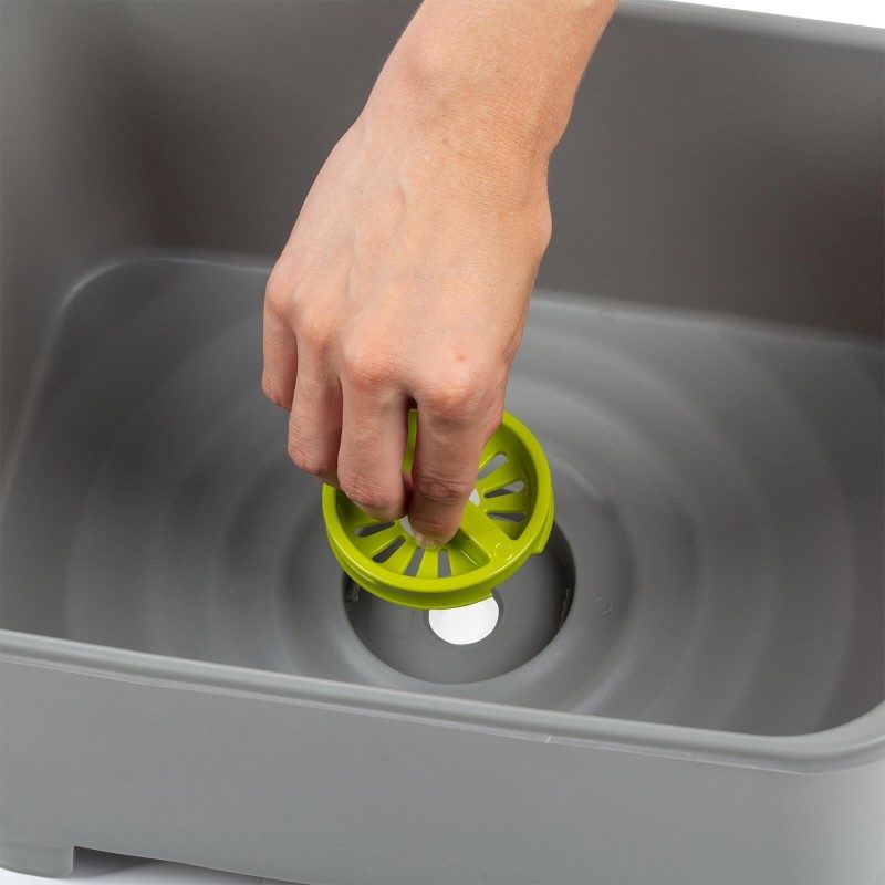 Izuzetno praktična posuda za pranje posuđa, olakšaće pranje i smanjiti potrošnju vode. Na dnu posude se nalazi ispusni čep, koji se jednostavno može zavrnuti, a kada završite sa pranjem, jednostavno ga okrenete da biste oslobodili višak vode. Odvod ima ugrađenu mrežicu koja hvata i najsitnije čestice. Takođe, možete potpuno ukloniti čep i za samo nekoliko sekundi isprazniti sav višak vode u sudoperu. Na rubovima posude nalaze se drenažne rupe koje su korisne kod ispiranja voća ili povrća jer tako višak vode ne prelazi preko ivica. Idealna za bilo koju kuhinju, kamp ili piknik, jer ne zauzima puno prostora i lako se nosi.