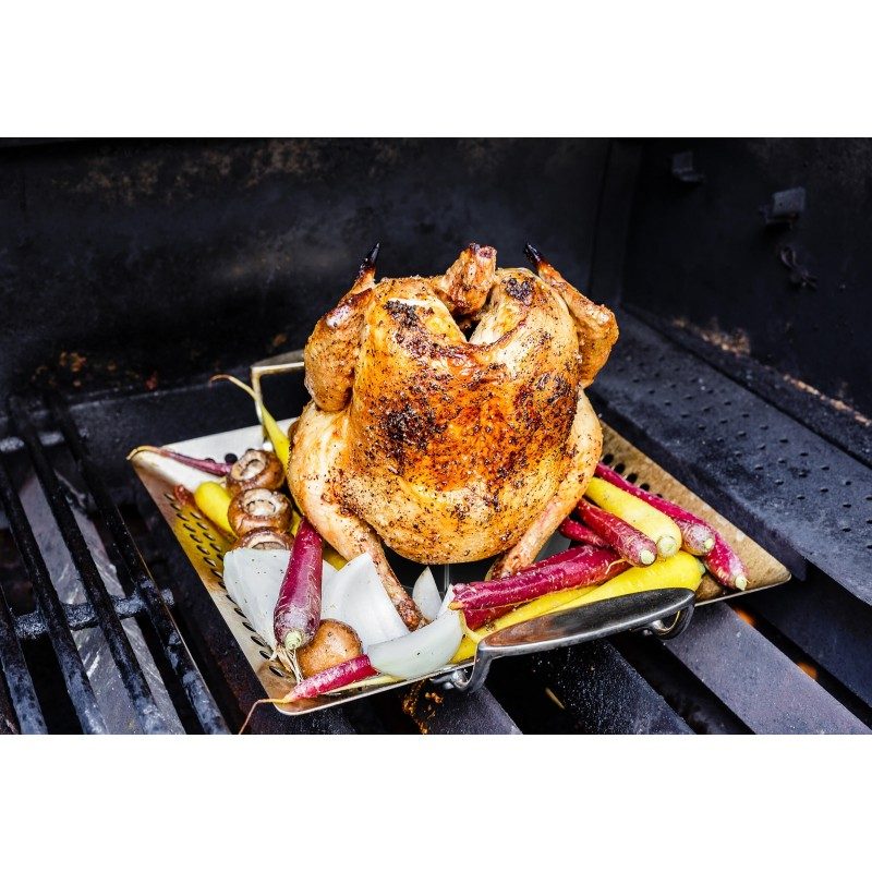 Izuzetno praktičan set stalka i kista za pečenje piletine, primjeren je za upotrebu u pećnici ili na roštilju. Jednostavno postavite piletinu, puretinu ili patku okomito na stalak i počnite peći. Ovakav način pečenja omogućava da ravnomjerno cirkulira zrak sa svih strana, osiguravajući da je meso savršeno pečeno i dobiva savršeno hrskavu kožu. Možete koristiti sok od mesa iz posude stalka, za ukusne umake i preljeve kako biste dodatno poboljšali okus jela. Stalak također možete lako staviti u tepsiju za pečenje, tako da istovremeno možete ispeći povrće ili krompir. Set uključuje i silikonski kist koji se može koristiti za nanošenje različitih preljeva ili marinada na meso tokom pečenja. Zbog male veličine, lako ga možete ponijeti sa sobom na piknik ili kampovanje. Jednostavno čišćenje i u mašini za posuđe. 