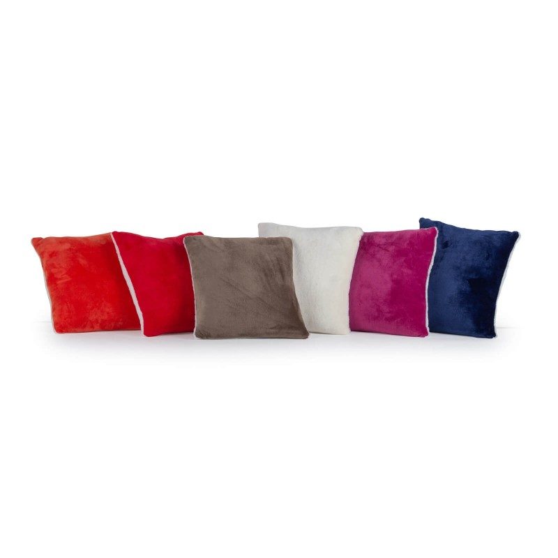 Mekan dekorativni jastuk Beatrice Solid od kvalitetnih mikrovlakana za ugodne i opuštajuće trenutke na svakom koraku: u spavaćoj sobi, dnevnoj sobi, na putovanju ili na pikniku. Jastuk možete upotrebljavati na obje strane: na jednoj strani je izuzetno mekana bijela tkanina, a na drugoj strani je predivna boja. Dekorativni jastuk može poslužiti kao poklon koji će razveseliti vaše najbliže. Jastuk je periv na 30 °C..