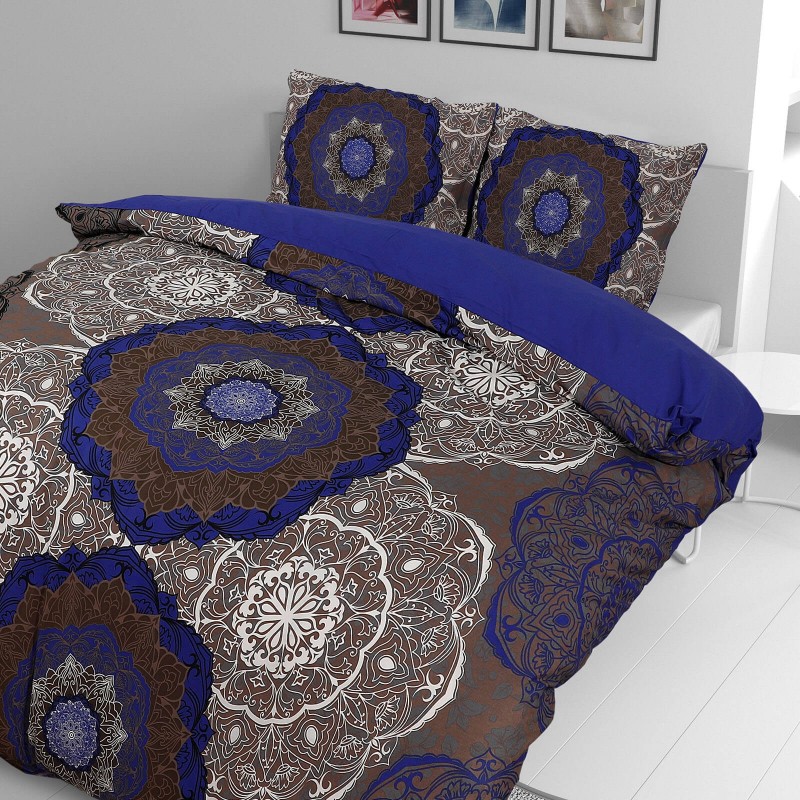 Vrijeme je za potpuno uživanje u modernim pamučnim posteljinama! Posteljina Vamakshi od renforce platna, mekane tkanine, jednostavne za održavanje. Posteljina je savršeni ukras vaše spavaće sobe, a u isto vrijeme odličan izbor za udoban i ugodan san. Posteljina je periva na 40 °C.