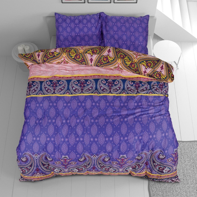 Vrijeme je za potpuno uživanje u modernim pamučnim posteljinama! Posteljina Paisley od mekanog pamučnog satena, koji je satkan od visokokvalitetnog, tankog tkanja. Posteljina od satena je prekrasan ukras vaše spavaće sobe, a u isto vrijeme odličan izbor za udoban i ugodan san. Moderan dizajn s ornamentalnim uzorkom. Posteljina je periva na 40 °C.