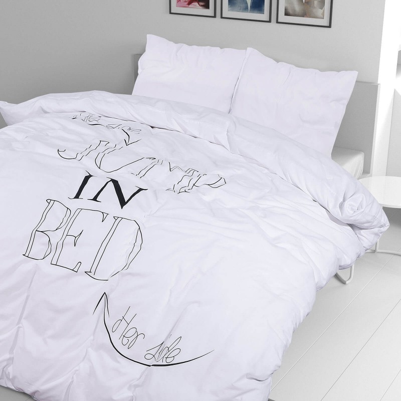 Vrijeme je za potpuno uživanje u modernim pamučnim posteljinama! Posteljina Jump in Bed od renforce platna, mekane tkanine, jednostavne za održavanje. Neka vas oduševi moderan dizajn s printom za udoban i ugodan san. Posteljina je periva na 40 °C.