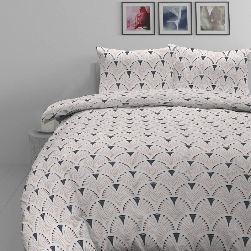 Vrijeme je za potpuno uživanje u modernim pamučnim posteljinama! Posteljina Art Deco od renforce platna, mekane tkanine, jednostavne za održavanje. Neka vas oduševi moderan dizajn s printom za udoban i ugodan san. Posteljina je periva na 40 °C.