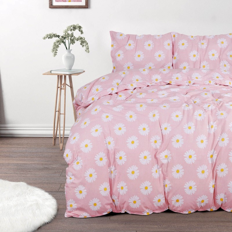 Vrijeme je za potpuno uživanje u modernim pamučnim posteljinama! Posteljina Daisy Dreams od renforce platna, mekane tkanine, jednostavne za održavanje. Neka vas oduševi moderan dizajn s printom za udoban i ugodan san. Posteljina je periva na 40 °C.