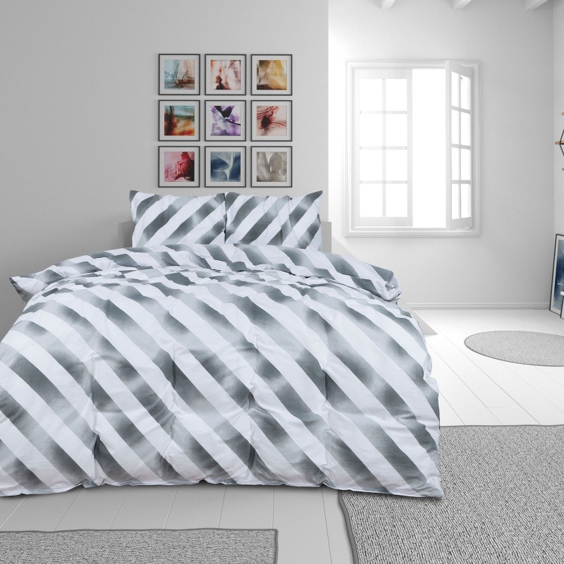 Vrijeme je za potpuno uživanje u modernim pamučnim posteljinama! Posteljina Grey Stripes od renforce platna, mekane tkanine, jednostavne za održavanje. Neka vas oduševi moderan dizajn s printom za udoban i ugodan san. Posteljina je periva na 40 °C.