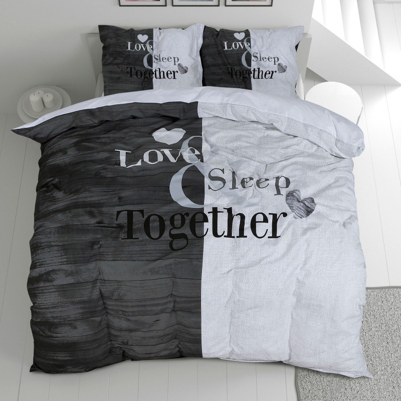 Vrijeme je za potpuno uživanje u modernim pamučnim posteljinama! Posteljina Love Sleep Together od renforce platna, mekane tkanine, jednostavne za održavanje. Neka vas oduševi moderan dizajn s printom za udoban i ugodan san. Posteljina je periva na 40 °C.