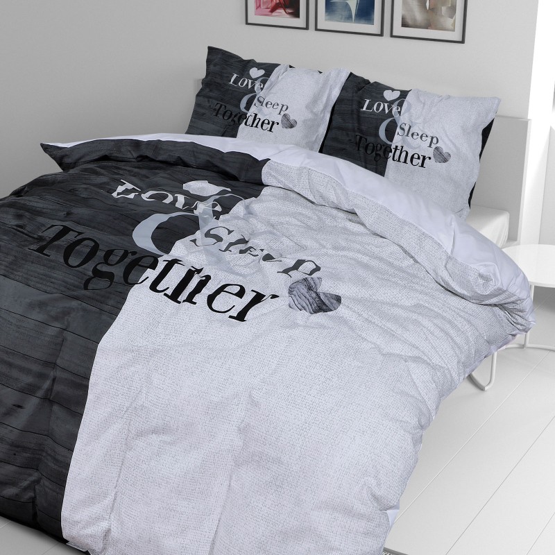 Vrijeme je za potpuno uživanje u modernim pamučnim posteljinama! Posteljina Love Sleep Together od renforce platna, mekane tkanine, jednostavne za održavanje. Neka vas oduševi moderan dizajn s printom za udoban i ugodan san. Posteljina je periva na 40 °C.