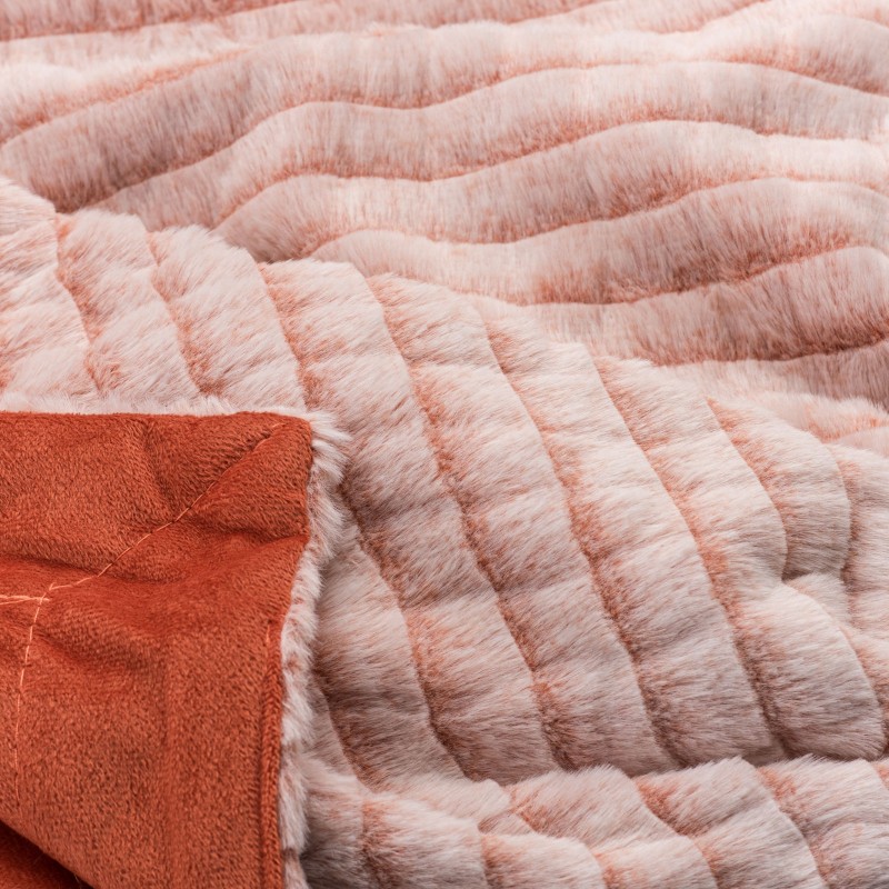 Dekorativni pokrivač Emily stvoren je za trenutke nježnosti i bezbrižnosti. Isti tren kada ćete dodirnuti i zaogrnuti se toplim pokrivačem, zaboravit ćete sve loše trenutke i jednostavno se prepustiti opuštanju. Zahvaljujući dužim vlaknima, pokrivač možete koristiti u hladnijim ljetnim večerima, kao dodatni pokrivač u hladnijim zimskim mjesecima ili kao prekrivač za krevet ili kauč. Pokrivač je periv na 30 °C.