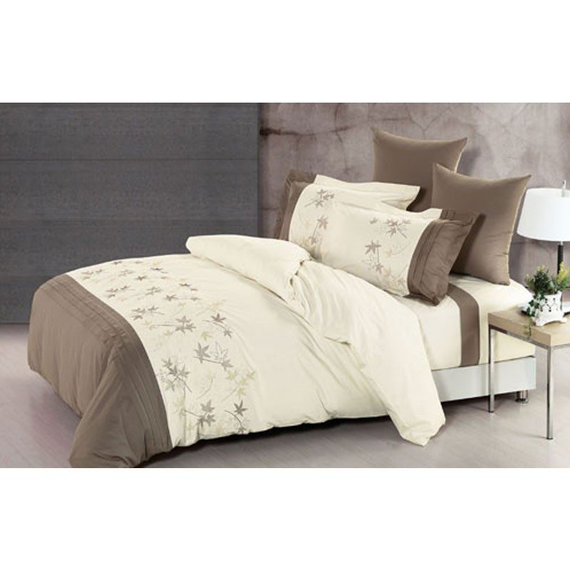 Čudovita posteljnina iz kakovostnega 100 % bombaža. Očarala vas bo z jesenskim vezenjem in nežnimi, nevpadljivimi barvami.