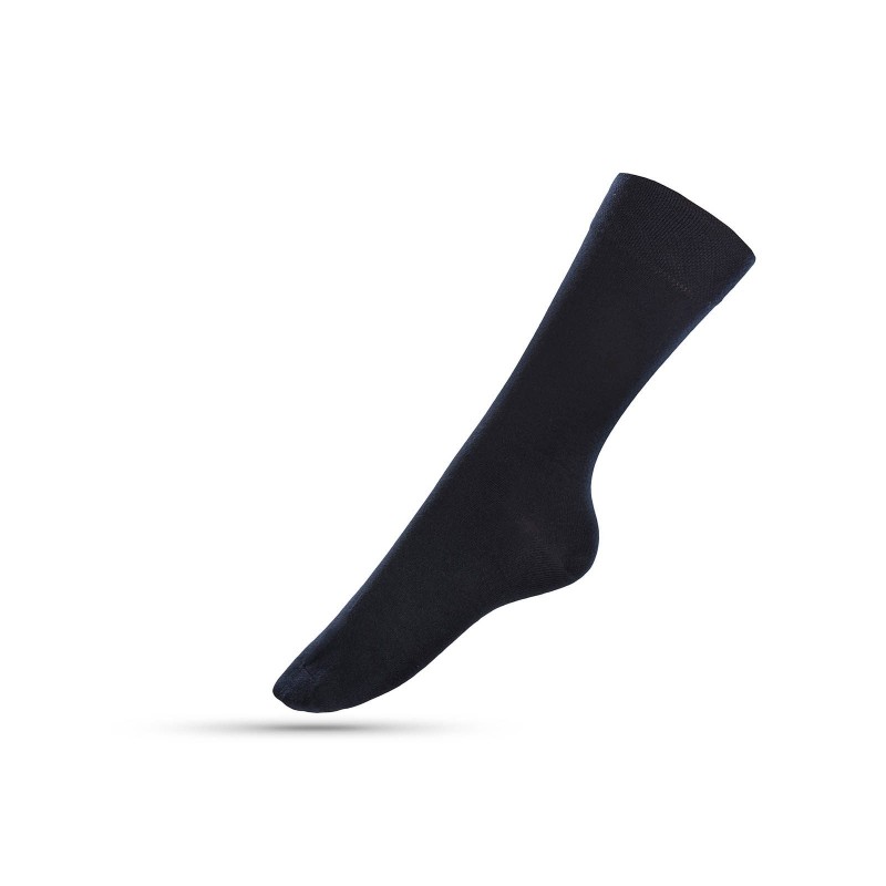 Jednobojne muške čarape su mekane i udobne za nošenje. Izrađene od kombinacije materijala, sa velikim udjelom pamuka, za veću prozračnost. U veličinama: 39-42, 43-46. 