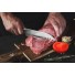 Santoku kuhinjski nož izrađen je od visokokvalitetnog nehrđajućeg čelika. Njegova prednost je dvosmjerna ručno oštrena oštrica, pod uglom od 15° za dugotrajnu oštrinu i izdržljivost. Santoku oblik noža se odlikuje širom oštricom nego inače, a smatra se višenamjenskim nožem za kuhinju, što je izuzetno popularno u japanskoj kuhinji. Dužina noža 18 cm.