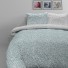 Vrijeme je za potpuno uživanje u modernim pamučnim posteljinama! Posteljina Blue Dots od mekanog pamučnog satena, koji je satkan od visokokvalitetnog, tankog tkanja. Posteljina od satena je prekrasan ukras vaše spavaće sobe, a u isto vrijeme odličan izbor za udoban i ugodan san. Posteljina je periva na 40 °C.